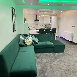 Feathers Apartment